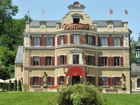 Sturm der Liebe Frontansicht vom Fürstenhof im Sommer vor grüner Wiese und blauem Himmel