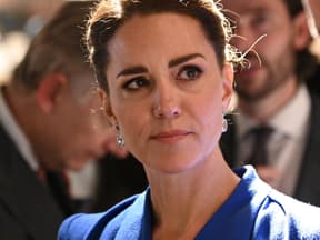 Prinzessin Kate schaut besorgt zur Seite