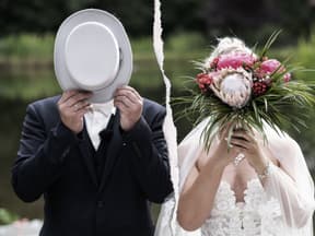 "Hochzeit auf den ersten Blick"-Bräutigam und Braut verstecken ihre Gesichter.