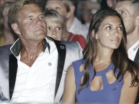 Dieter Bohlen und Carina Walz gucken zur Seite