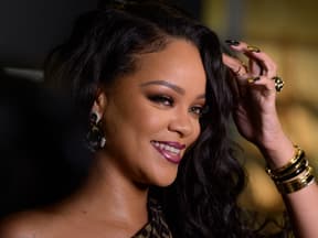 Rihanna lacht und greift sich ins Haar