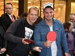 Oliver Pocher und Pietro Lombardi lachen und posieren für Fotografen