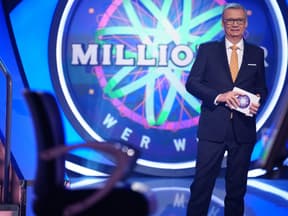 Günther Jauch im Studio vor Logo von "Wer wird Millionär".