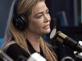 Denise Richards mit Kopfhörern vor einem Mikrofon