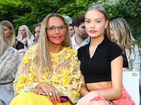 Natascha und Cheyenne Ochsenknecht sitzen nebeneinander