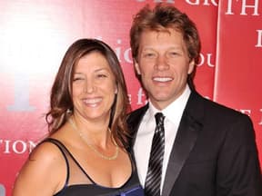 Jedes Jahr wird von der Fashion Group International die "Night of the Stars" in New York gefeiert. Dieses Mal fand die Gala bereits zum 26. Mal statt. Mit dabei: Musiker Jon Bon Jovi und seine Ehefrau Dorothea Hurley. Großartig: Das Paar ist schon seit über 20 Jahren verheiratet und immer noch glücklich zusammen