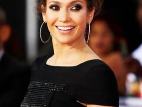 Jennifer Lopez: Vor der Kamera verzaubert die Schauspielerin mit einem umwerfenden Aussehen. Wie sie das hinbekommen hat und wie auch Sie sich in der kalten Jahreszeit zum Strahlen bringen können, verraten wir hier!