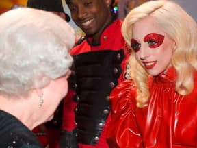 Gestern Abend gab es in englischen Blackpool eine Begegnung der besonderen Art. Bei der "Royal Variety Performance" traf die britische Königin Elizabeth II auf Superstar Lady GaGa