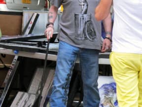 Kaum wieder zu erkennen: Guns N'Roses-Rocker Axl Rose am Wochenende in SoHo - an einem Krückstock