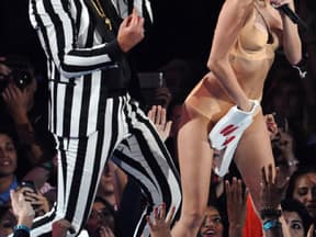 Miley Cyrus ist längst kein kleines Mädchen mehr: Bei den VMAs performte sie mit Robin Thicke - und griff sich dabei gerne in den Schritt