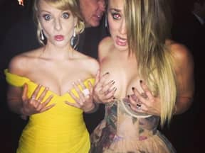 "Penny" Kaley Cuoco (r.) und "Bernadette" Melissa Rauch (l.) zeigen ihre Brüste