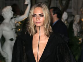 Cara Delevingne im schwarzen Kleid