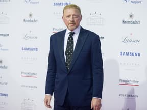 Boris Becker posiert vor einer weißen Wand