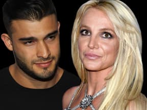 Sam Asghari guckt abwartend, Britney Spears lächelt leicht