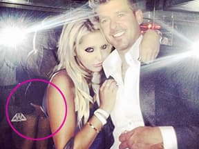 Robin Thicke mit einem weiblichen Fan: Lana Scolaro. Was seine Hand da genau macht, ist wohl offensichtlich...