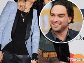 Verliebt, verlobt und bald verheiratet: Sara Gilbert mit ihrer Lebenspartnerin Linda Perry. Dank Galecki kann sie zu ihrer Homosexualität stehen