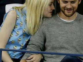 Glücklich kuschelt sich Dakota Fanning an ihren Freund Jamie Strachan