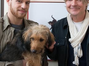 Tobias (Patrick Müller) und ein Hundetrainer (Frank Weber)