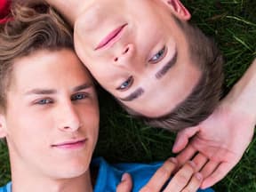 Eine Sommer-Romanze bei "Unter Uns": Lukas Sauer (l.) und Timothy Boldt