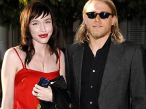 Seit 2007 ist "Shades of Grey"-Hauptdarsteller Charlie Hunnam mit Schmuckdesignerin Morgana McNelis liiert