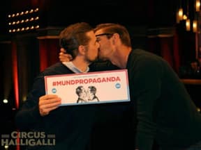 Knutschend gegen Schwulenfeindlichkeit: Klaas Heufer-Umlauf und Joko Winterscheidt (v.l.) bei "Circus Halligalli"