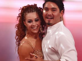 Oana Nechiti und Erich Klann Arm in Arm bei "Let's Dance"