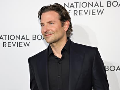 Bradley Cooper lächelt