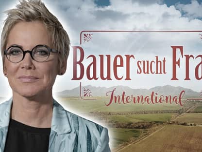 Inka Bause mit dem "Bauer sucht Frau International"-Logo