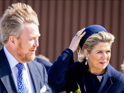 Máxima der Niederlande und Willem-Alexander kämpfen mit dem Wind