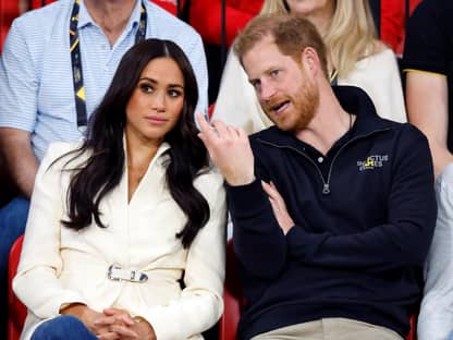 Meghan und Harry schauen ernst bei den Invictus Games 2022 