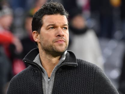 Michael Ballack sieht ernst zur Seite