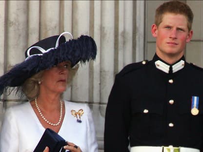 Prinz Harry und Herzogin Camilla schauen ernst