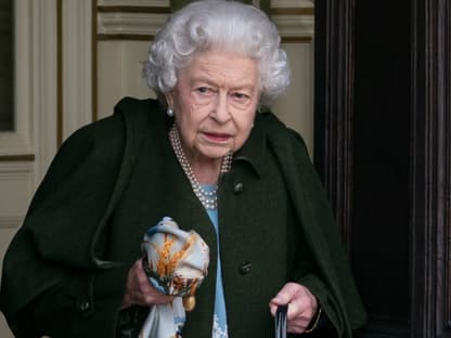 Queen Elizabeth verlässt im Februar 2022 Schloss Sandringham - mit ernstem Gesichtsausdruck