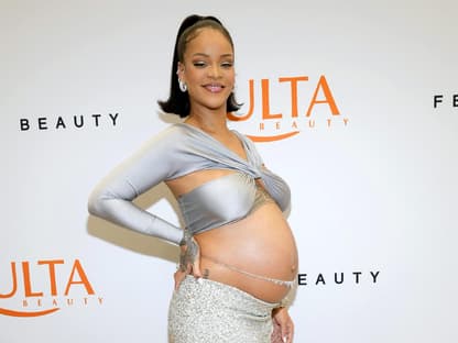 Rihanna glücklich mit Baybauch