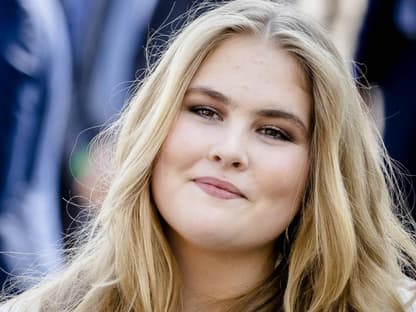 Amalia der Niederlande lächelt