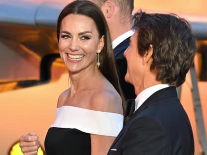 Tom Cruise und Herzogin Kate händchenhaltend und lachend bei der "Top Gun: Maverick"-Premiere in London 