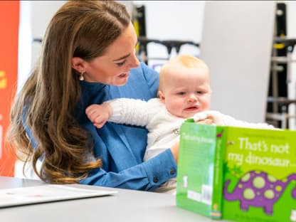 Herzogin Kate mit Baby auf dem Arm