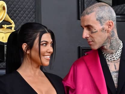 Kourtney Kardashian und Travis Barker schauen sich verliebt an