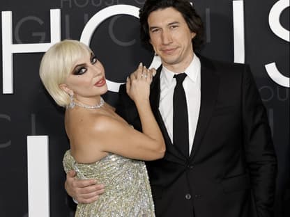 Lady Gaga eng umschlungen mit Adam Driver