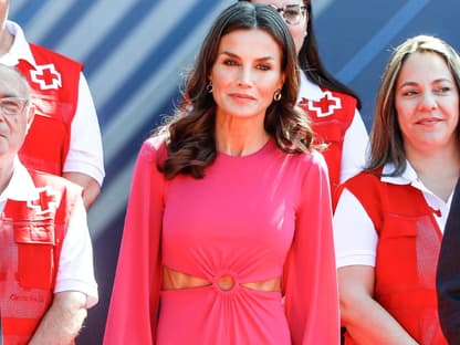 Letizia von Spanien in pinkem Kleid Ausschnitt zeigt Bauchmuskeln