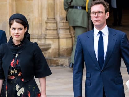 Prinzessin Eugenie lächelt Jack Brooksbank schaut ernst 