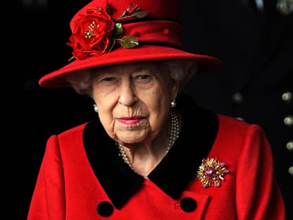 Queen Elizabeth II. blickt ernst