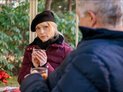 Rosalie mit Tee in der Hand schaut traurig