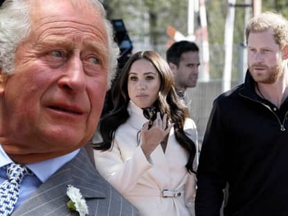 Charles guckt ernst während Meghan lächelt und Harry verwirrt guckt