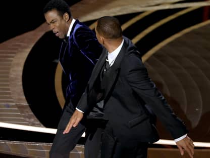 Will Smith gibt Chris Rock eine Ohrfeige