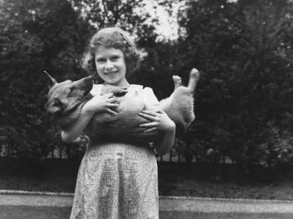 die Queen als Kind mit zwei Corgis