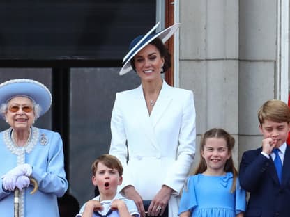 Queen, Louis, Kate, Charlotte und George nebeneinander