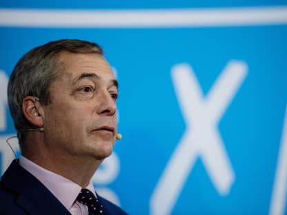 Nigel Farage schaut ernst 