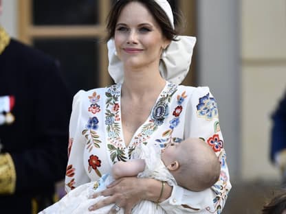 Prinzessin Sofia von Schweden mit ihrem Baby Prinz Julian auf dem Arm.