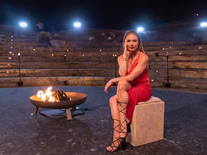 Lola Weippert im roten Kleid am "Temptation Island"-Lagerfeuer